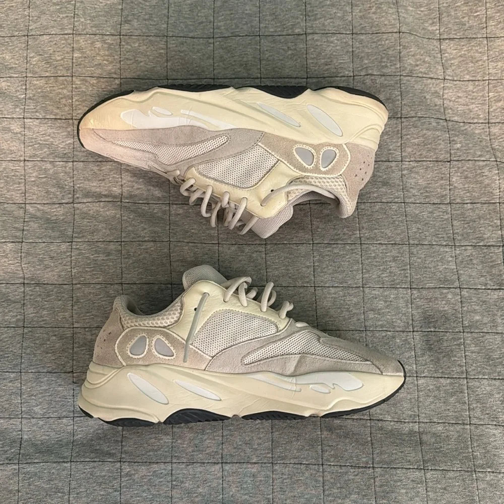 Yeezy 700 V1 Analog - Picture 2 of 9